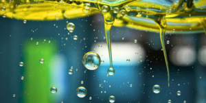 Öljy ja vesi ovat molemmat tärkeitä ihonhoidossa.